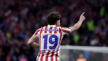 Insólito trolleo del Atlético de Madrid al Barcelona por Julián Álvarez Insólito trolleo del Atlético de Madrid al Barcelona por Julián Álvarez