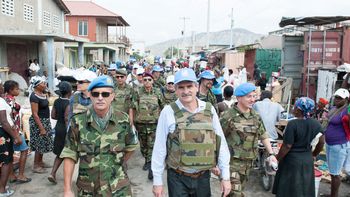 rossi desmintio que falte equipamiento de los soldados argentinos en haiti rossi desmintio que falte equipamiento de los soldados argentinos en haiti