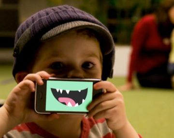 Insólito acuerdo: una madre le hace firmar un contrato al hijo para comprarle un iPhone