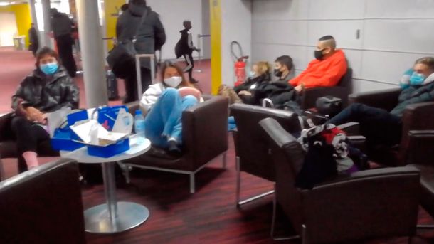 Trece argentinos están varados en un aeropuerto de París