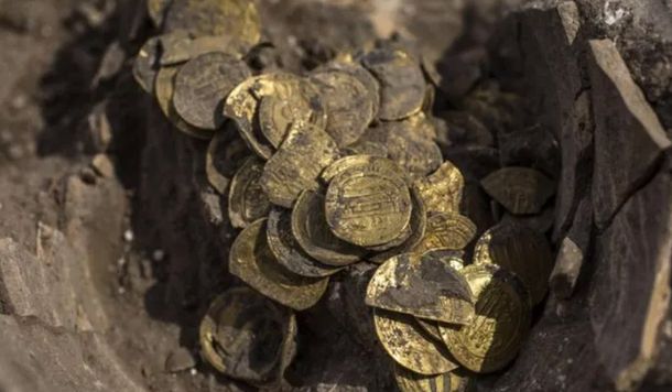 ¡El sueño de todos! Adolescentes descubrieron un tesoro de oro de hace 1.000 años
