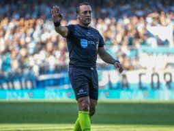 Fernando Espinoza, parado luego del empujón a un jugador de Central Córdoba