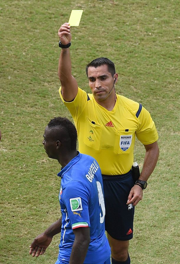 El árbitro que no vio la mordida de Suárez, premiado con una semifinal