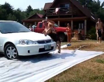 Quiso hacer un salto típico de las películas pero algo le salió mal