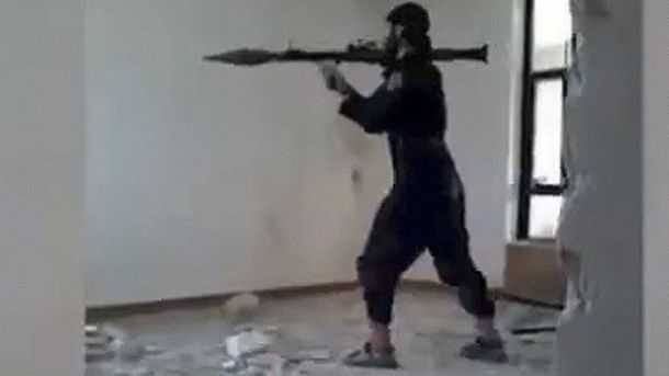 VIDEO: Un terrorista del ISIS se explota mientras dispara un lanzacohetes