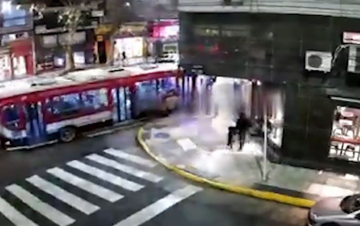 Así fue el choque del bondi en Recoleta: una mujer se salvó de milagro