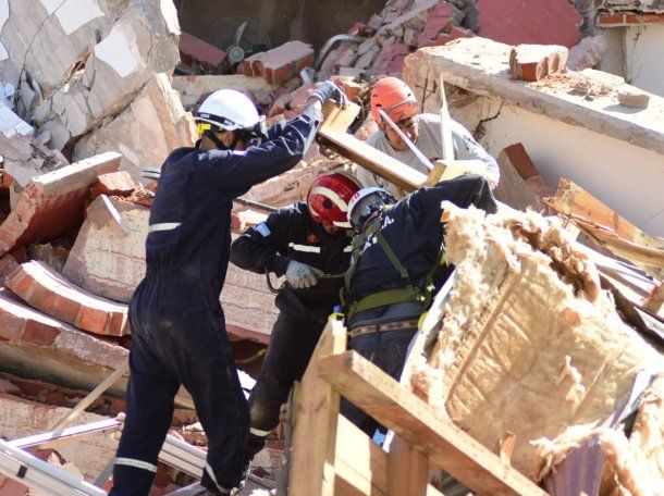 Bomberos trabajan en la búsqueda de desaparecidos bajo los escombros del Hotel Dubrovnik