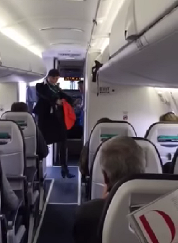 Mirá el divertido baile de una azafata antes del despegue