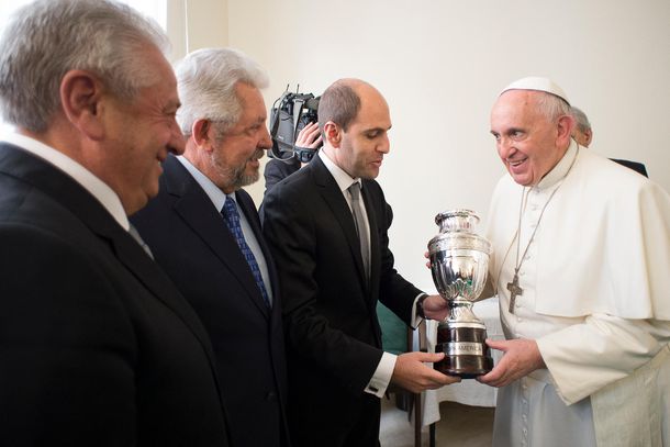 El papa Francisco festejará cada penal errado en la próxima Copa América