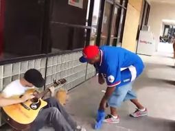 Tocaba la guitarra en la calle, se le sumaron dos extraños y formaron una banda