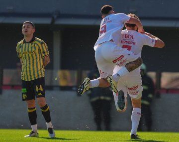 Barracas Central le ganó 3-1 a Aldosivi y es puntero de la Zona A