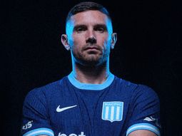 racing presento su nueva camiseta suplente: el esperado diseno que rompe con nueve anos de historia racing presento su nueva camiseta suplente: el esperado diseno que rompe con nueve anos de historia