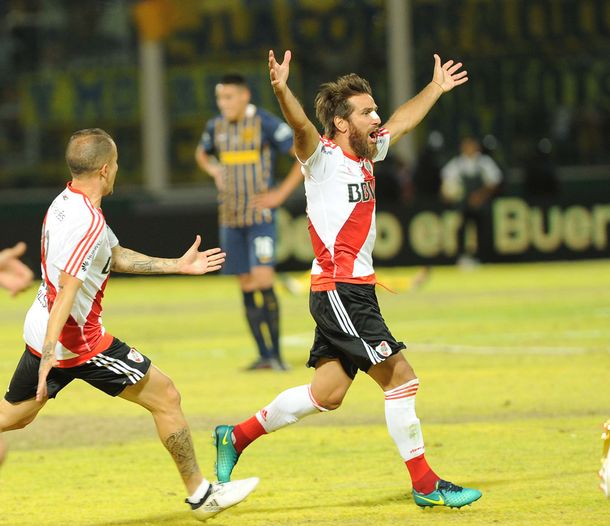 Leonardo Ponzio celebra junto a Andrés Dalessandro