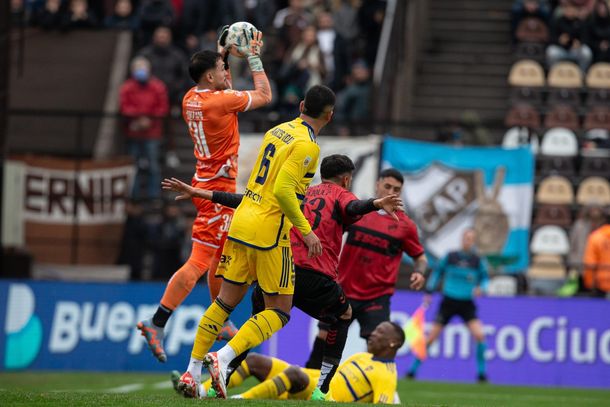 Por qué Platense jugó con camiseta roja ante Boca