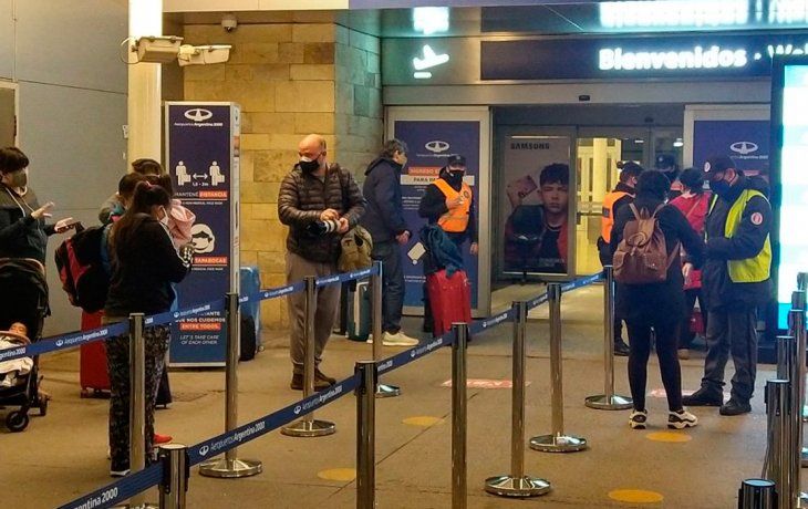 Quiénes son y qué deben presentar los extranjeros no vacunados que pueden entrar al país