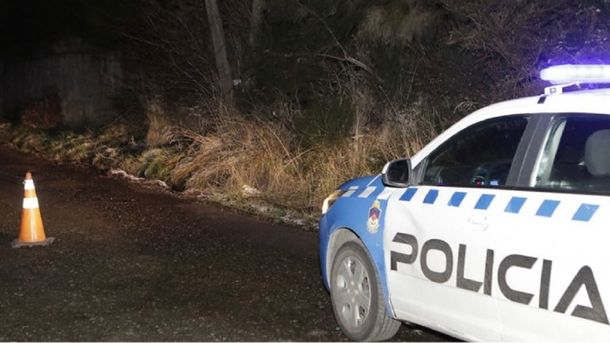 Ataron a dos chicas a un árbol - Crédito: lmneuquen.com/Federico Soto