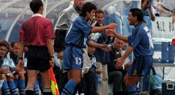 El Burrito Ortega y Diego Maradona en el partido contra Grecia en el Mundial 94