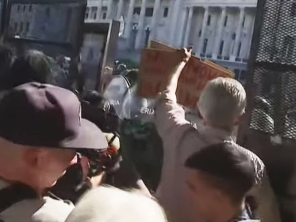 Nuevo enfrentamiento entre Gendarmería y los manifestantes frente al Congreso