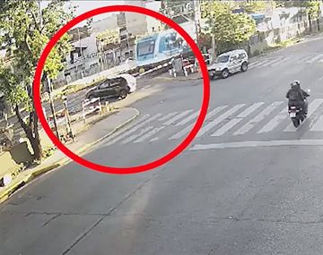 Impactante video en Ramos Mejía: tren embistió a un auto causando la muerte de una joven