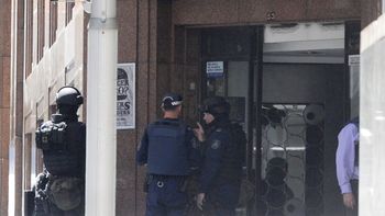 miedo en sidney: supuestos terroristas tomaron rehenes en una cafeteria miedo en sidney: supuestos terroristas tomaron rehenes en una cafeteria