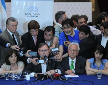 Acuerdo opositor: aguinaldo no pagará Ganancias y piso de $33.500 para solteros