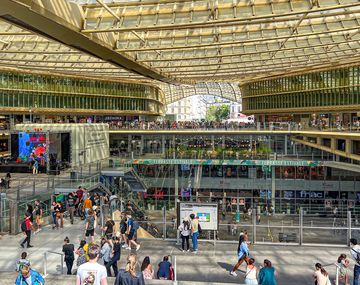 Horror en París: cuatro hombres violaron a una nena de 13 años en el baño de un reconocido restaurante