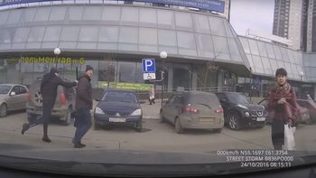 Lo golpea brutalmente con un palo en la cabeza para robarle un maletín Lo golpea brutalmente con un palo en la cabeza para robarle un maletín