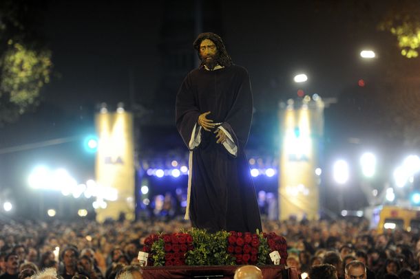 Centenares de personas vivieron el Vía Crucis porteño