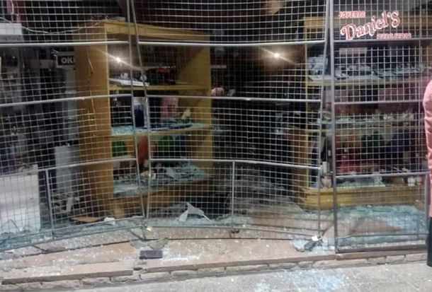 Derriban las rejas con una camioneta y desvalijan la joyería en 90 segundos