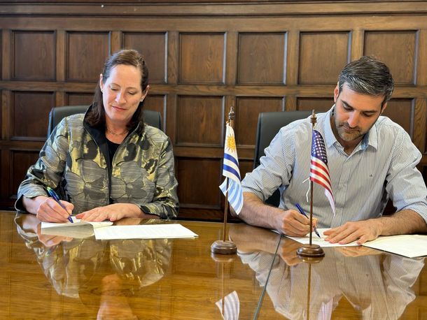 La embajadora estadounidense Heide B. Fulton y el ministro del Interior