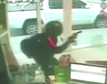 VIDEO: Entró a robar a una farmacia