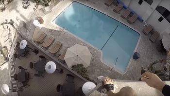 Se convirtió en viral por tirarse de techos de desconocidos a piletas Se convirtió en viral por tirarse de techos de desconocidos a piletas