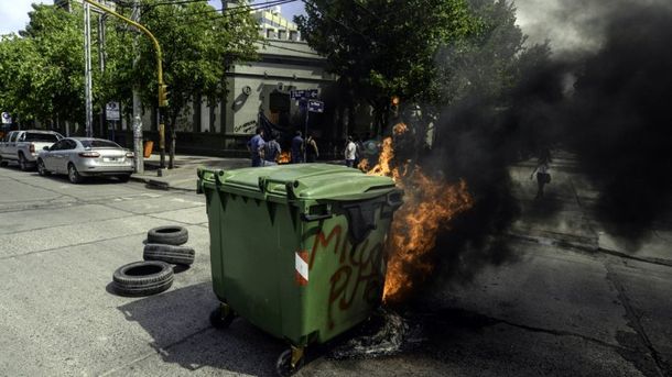 Neuquén: Reprimen a trabajadores estatales que protestaban contra despidos