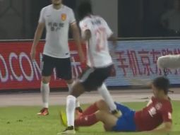Brutal pisotón de un ex jugador del Arsenal en el fútbol chino