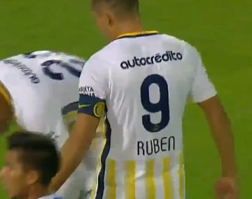 Teo agarró la pelota, pero Ruben no lo dejó patear