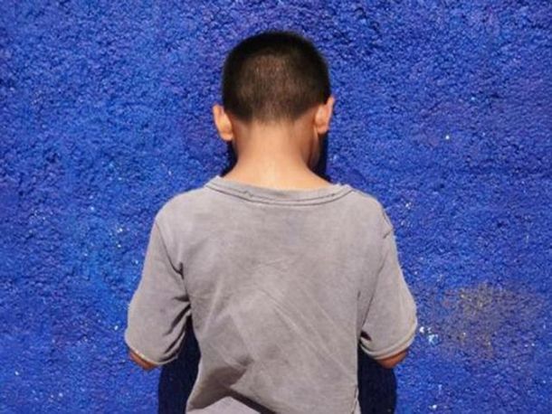 Tiene 8 años, fuma, toma alcohol y prendió fuego el Registro Civil