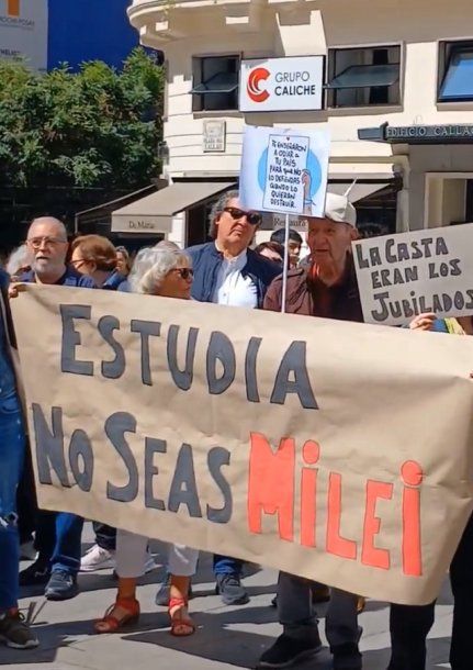 Así reciben a Javier Milei en la cumbre de Vox: Fuera fascista