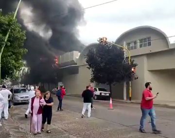 Fotos y videos: se incendió un hipermercado recién inaugurado en Bahía Blanca