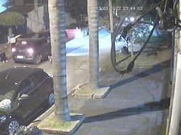 Estremecedoras imágenes de un robo: casi mata a un amigo con la puerta del auto