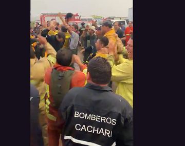 La alegría de los bomberos por las lluvias sobre Corrientes