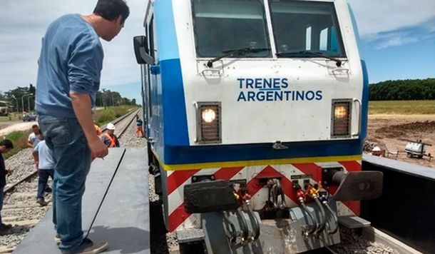 No era tan difícil: ahora midieron bien el puente y el tren ya puede pasar