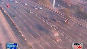 una pasajera cayo de una combi en movimiento sobre la general paz una pasajera cayo de una combi en movimiento sobre la general paz