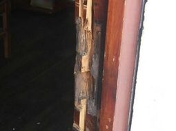 Llamó a la policía escondida debajo de la cama - Crédito: lavozdelinterior.com.ar