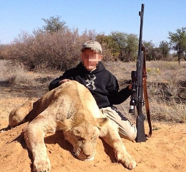 Indignante: un nene de 7 años mató un león y su padre subió una foto