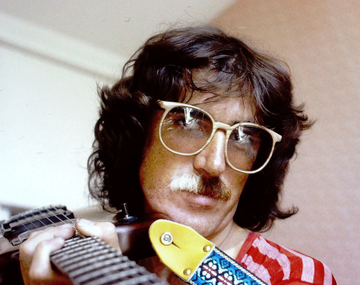 Extrañar demasiado: la causa del bigote bicolor de Charly García
