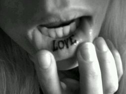 una actriz que sorprende con dos extranos tatuajes una actriz que sorprende con dos extranos tatuajes