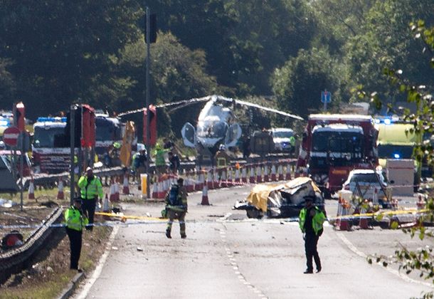 Exhibición trágica en Inglaterra: un avión se estrelló contra una ruta y dejó siete muertos