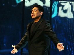 Maradona fue ovacionado en un homenaje al Nápoli Maradona fue ovacionado en un homenaje al Nápoli