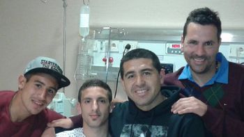 el apoyo que faltaba: riquelme visito al jugador que fracturo tevez el apoyo que faltaba: riquelme visito al jugador que fracturo tevez