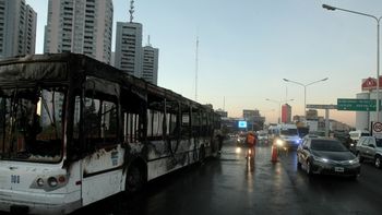 video: impresionante incendio de un colectivo en puente pueyrredon video: impresionante incendio de un colectivo en puente pueyrredon